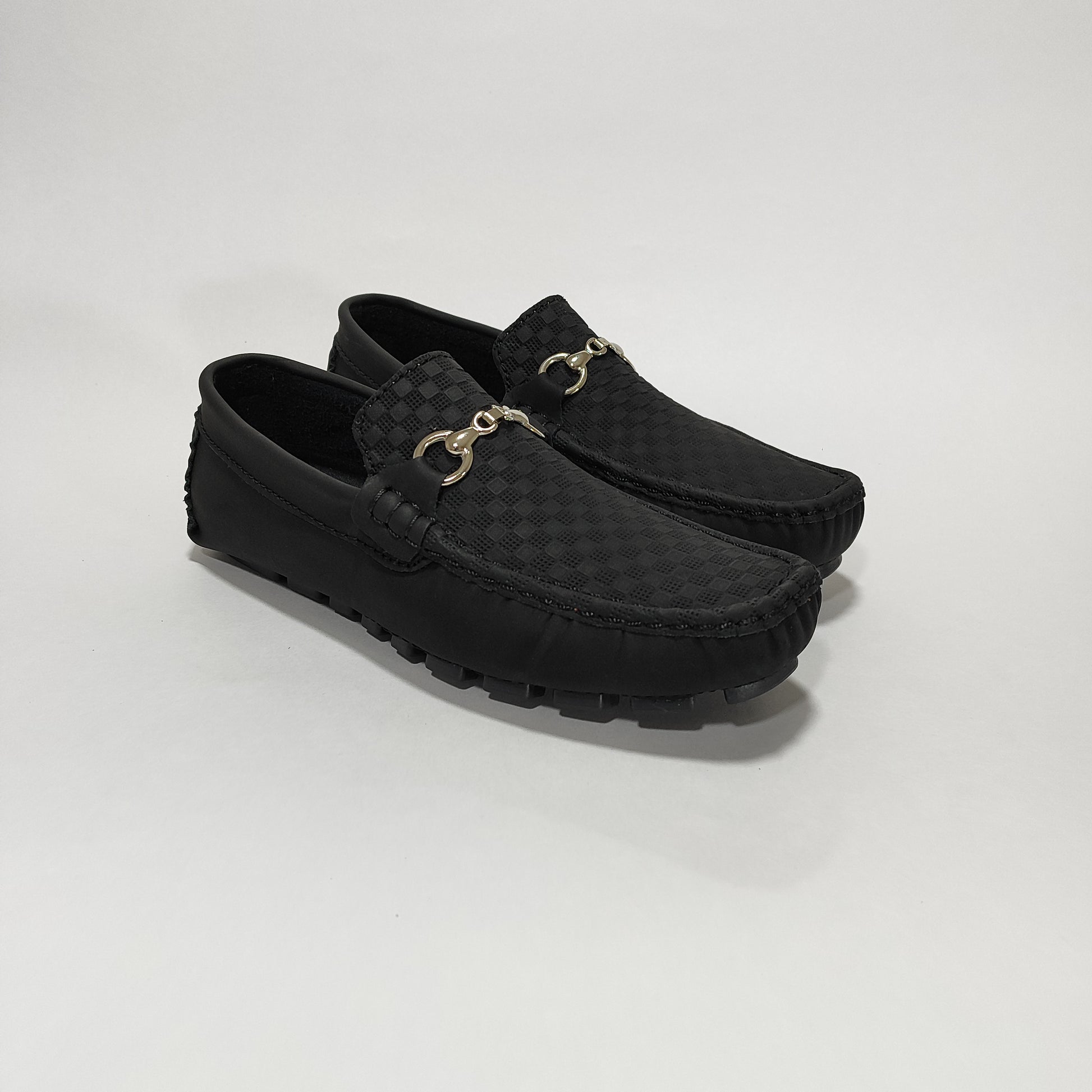 Mocasín Negro Repujado Con Herraje Metálico, Vista Tres Cuartos