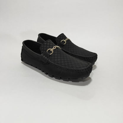 Mocasín Negro Repujado Con Herraje Metálico, Vista Tres Cuartos