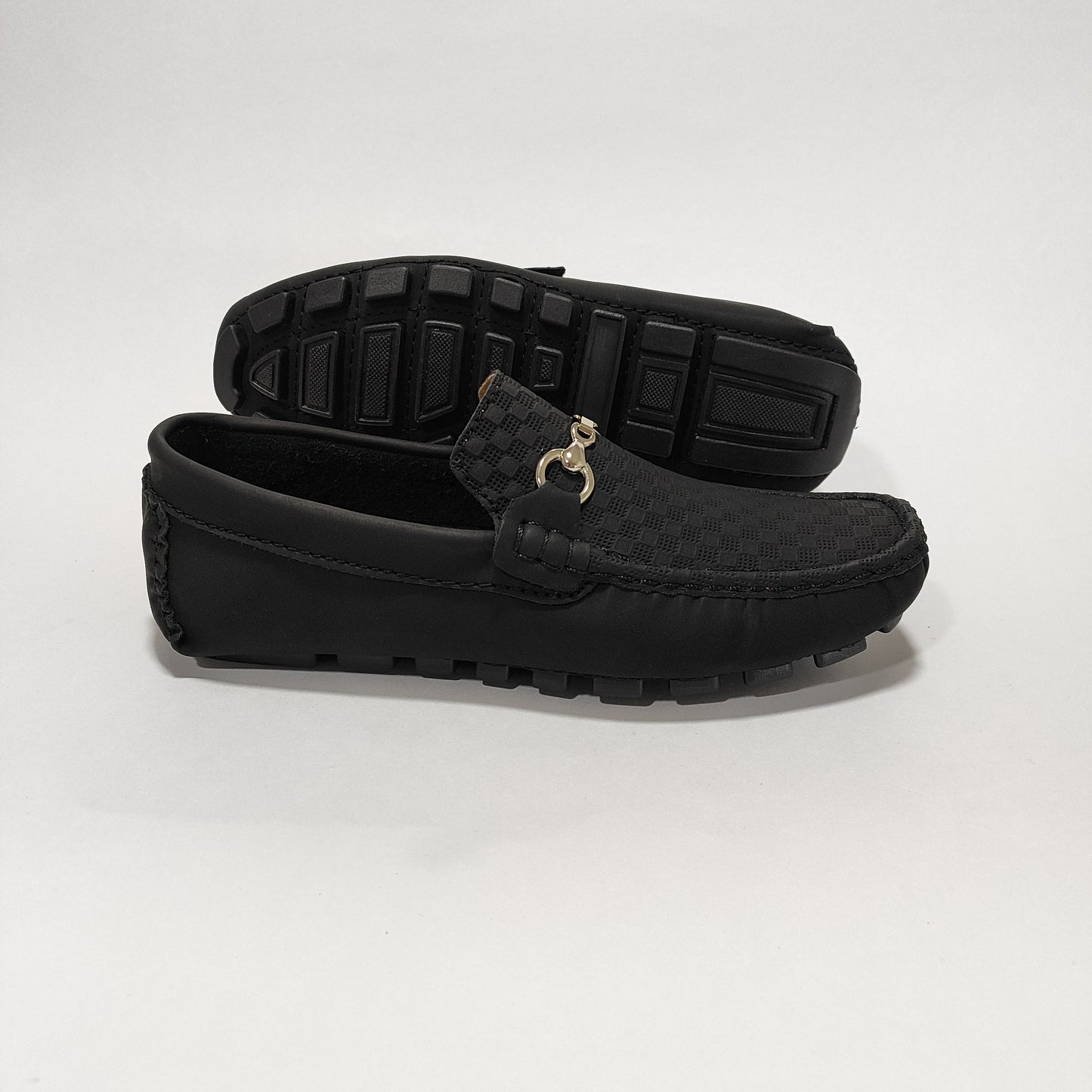 Par De Mocasines Negros Repujados Con Herraje, Vista Posterior/Lateral