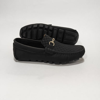 Par De Mocasines Negros Repujados Con Herraje, Vista Posterior/Lateral