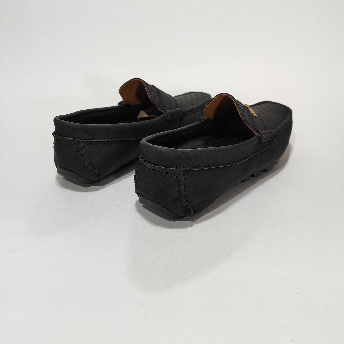 Mocasín negro con textura repujada (213 Rep), vista posterior/lateral