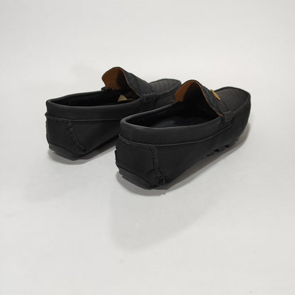 Mocasín negro con textura repujada (213 Rep), vista posterior/lateral