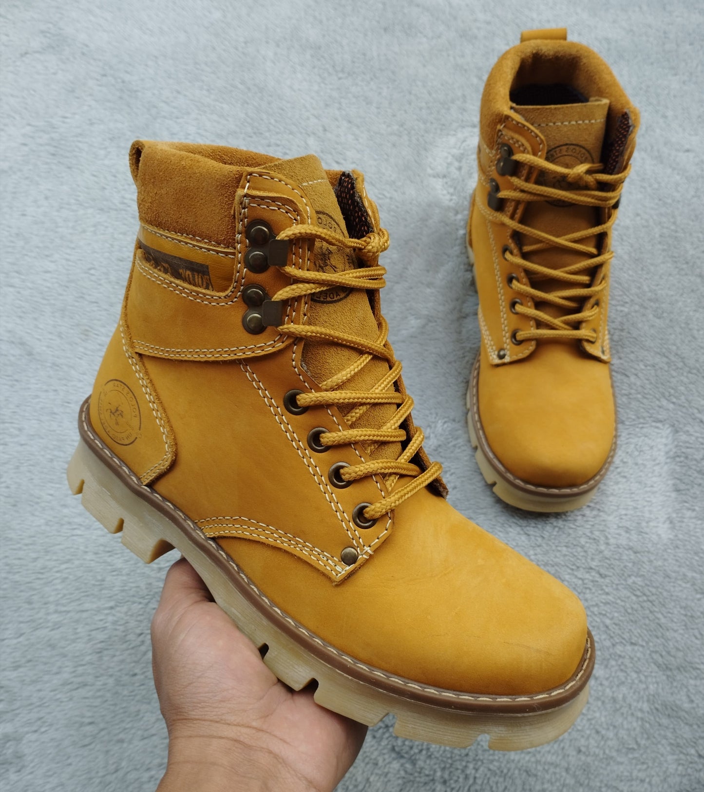 bota 07 oro cuero Carazzi23