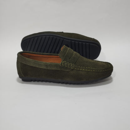 Mocasín verde de cuero con antifaz, detalle de costuras y suela