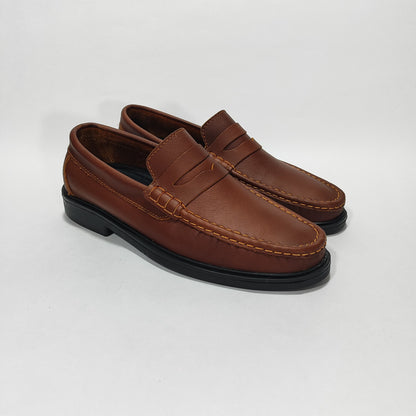 Mocasín de cuero color coñac clásico, vista tres cuartos