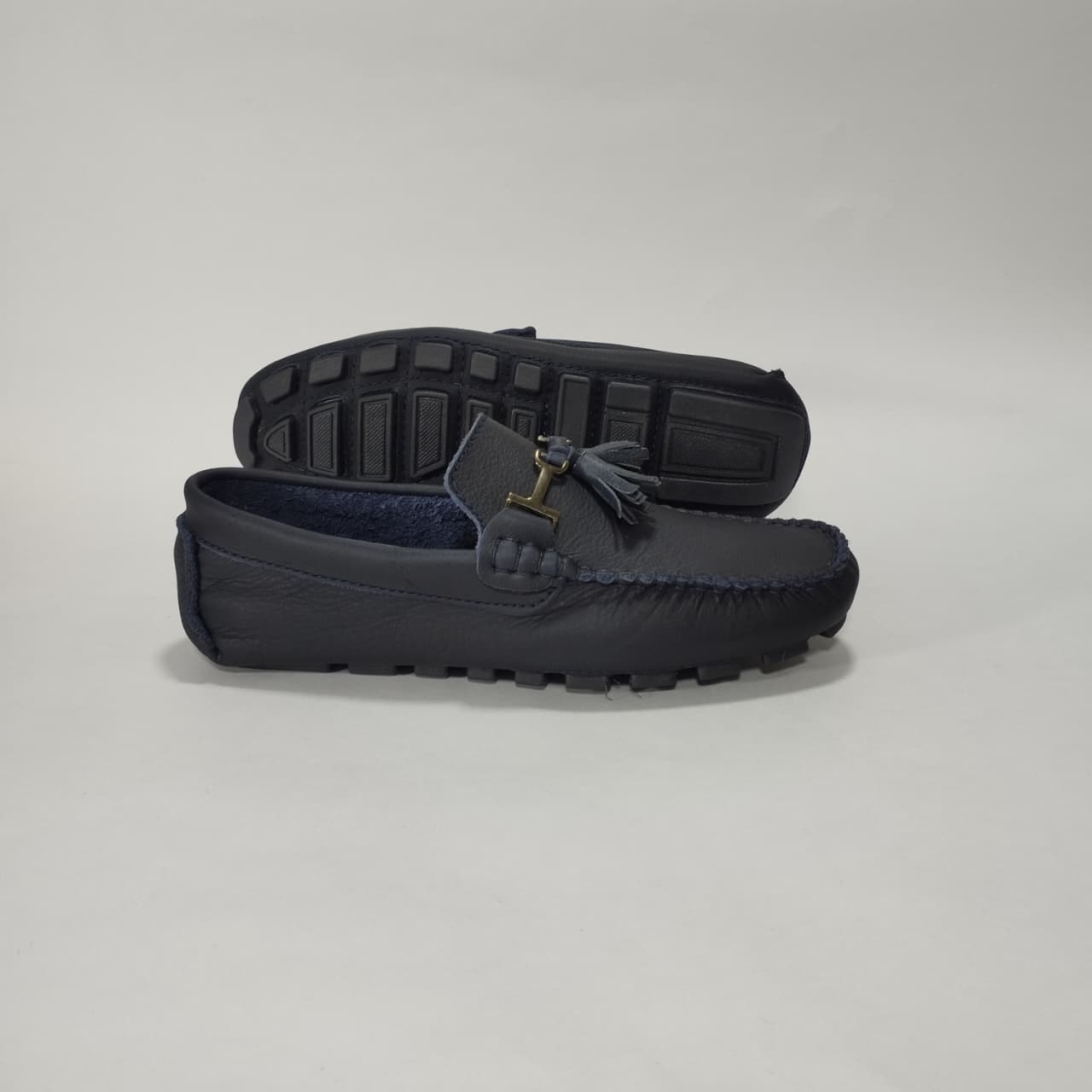 Mocasín de cuero azul con moño