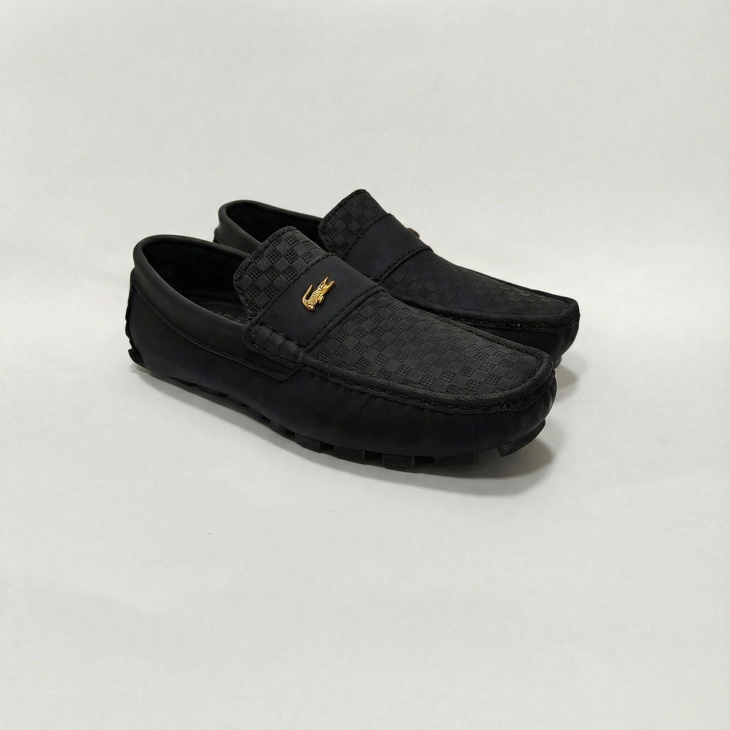 Mocasín Negro Repujado Con Detalle Metálico