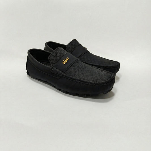 Mocasín Negro Repujado Con Detalle Metálico