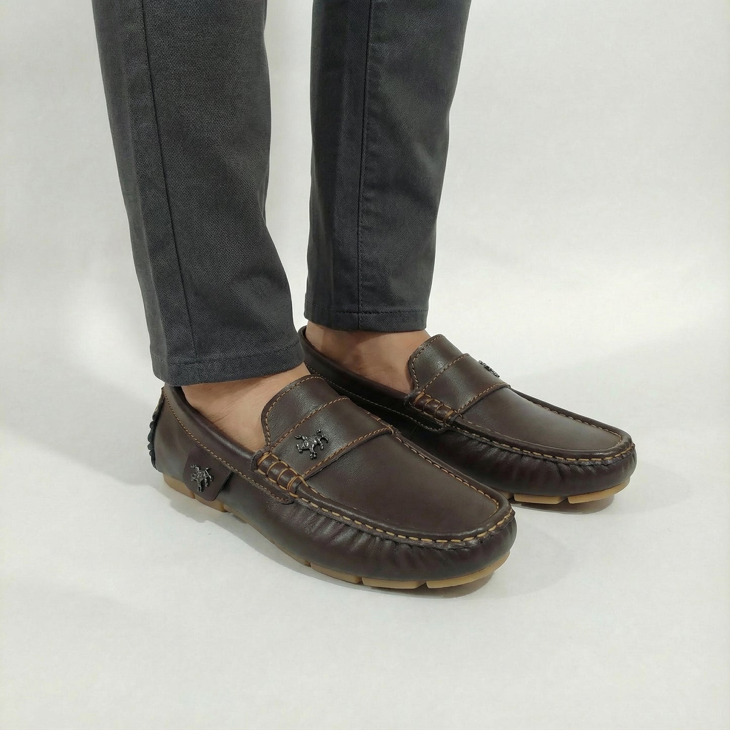 Mocasín Café Brillante Con Antifaz Decorativo