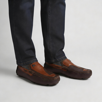 Mocasín de cuero café con detalle coñac