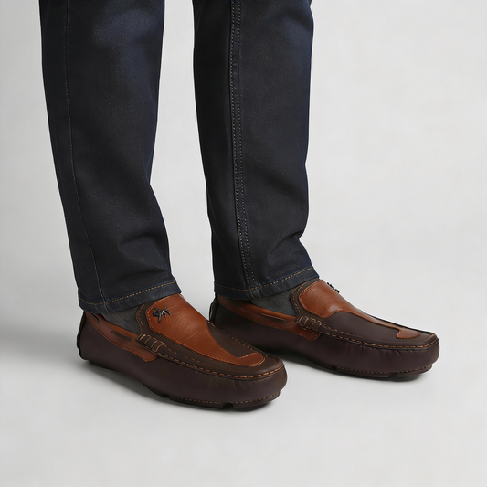 Mocasín de cuero café con detalle coñac