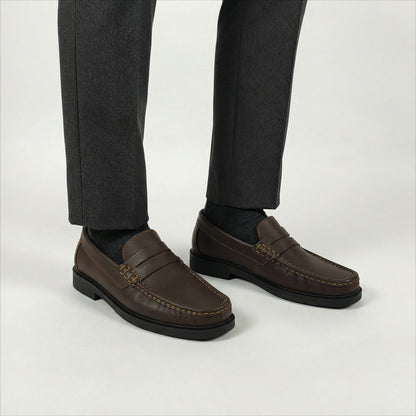 Mocasín de cuero color café clásico