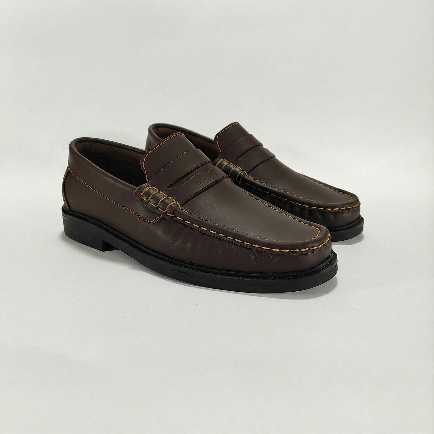 Mocasín de cuero color café clásico