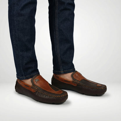 Mocasín de cuero café con detalle coñac