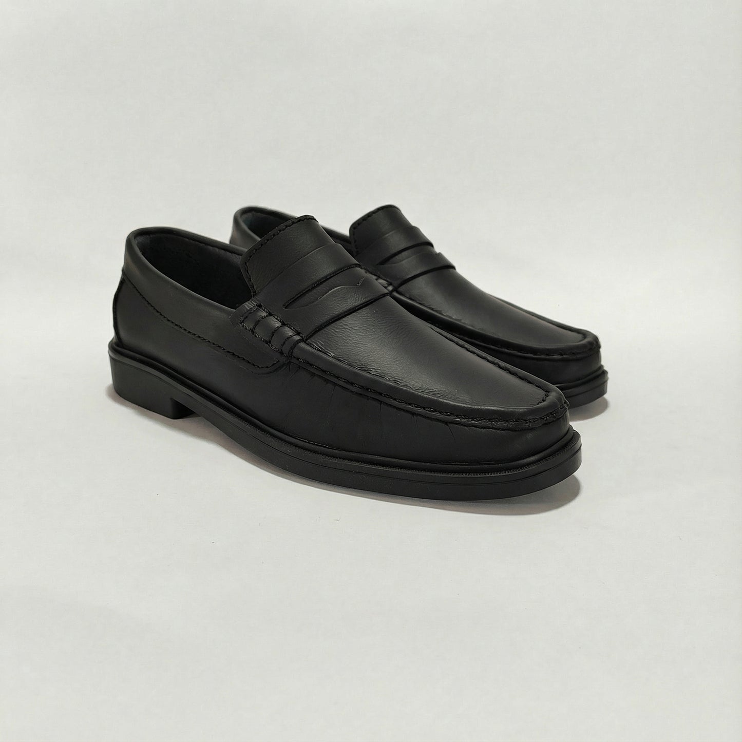 Mocasín de cuero negro clásico