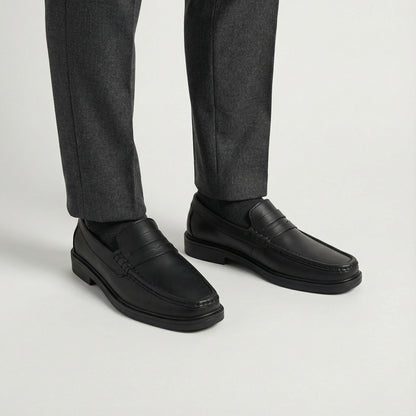 Mocasín de cuero negro clásico